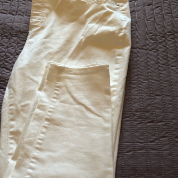 St John’s Bay Women’s Jeans 🤍🖤 - Picture 6 of 6